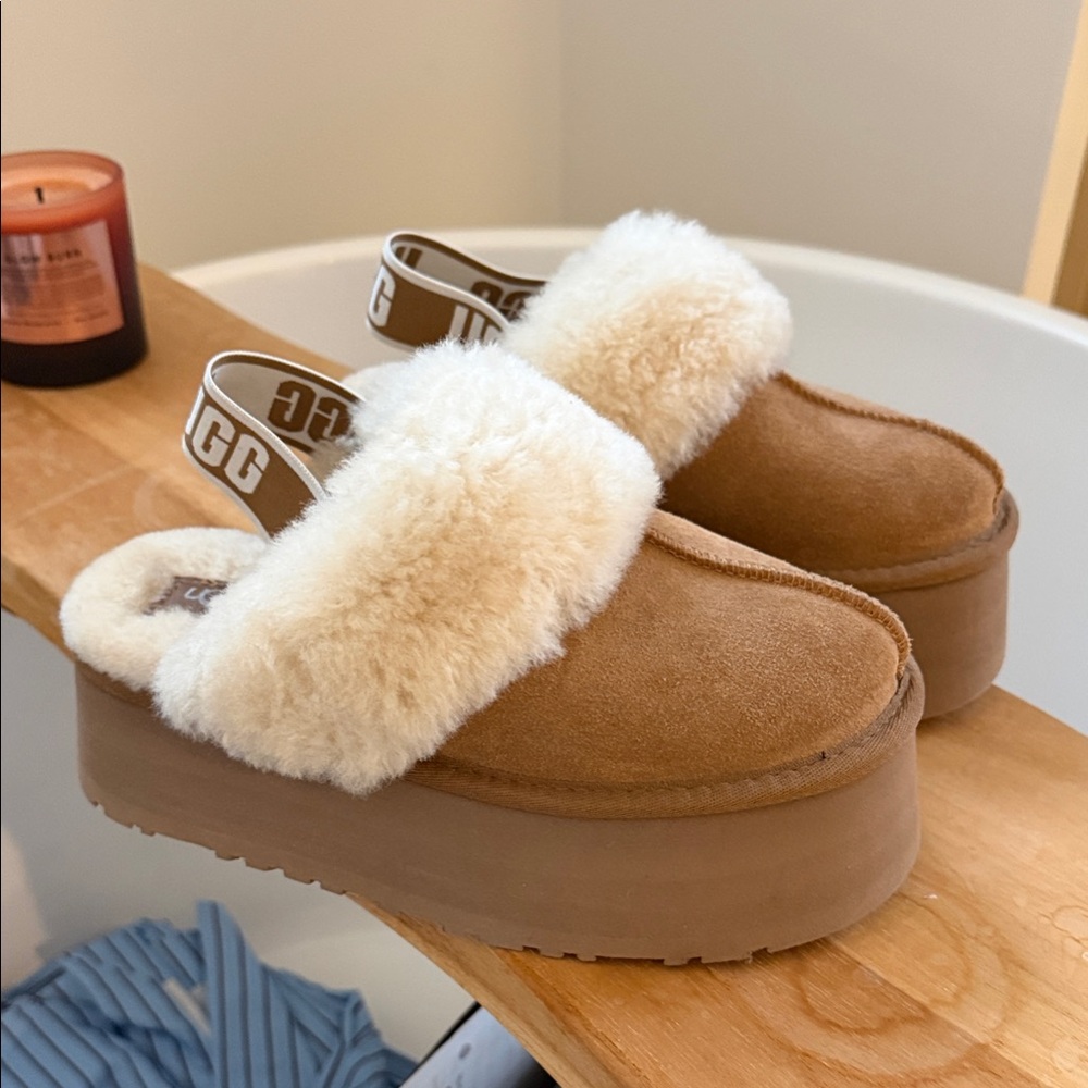 Platform UGG never worn slippers